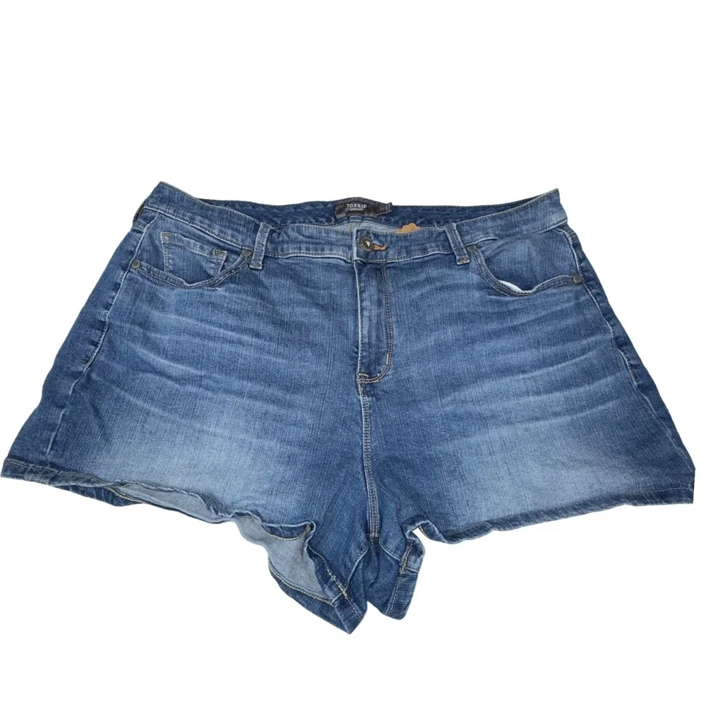 Torrid Feel The Fit Denim Shorts Size 18 Medium Wash Stretch Cut Off Jean Shorts